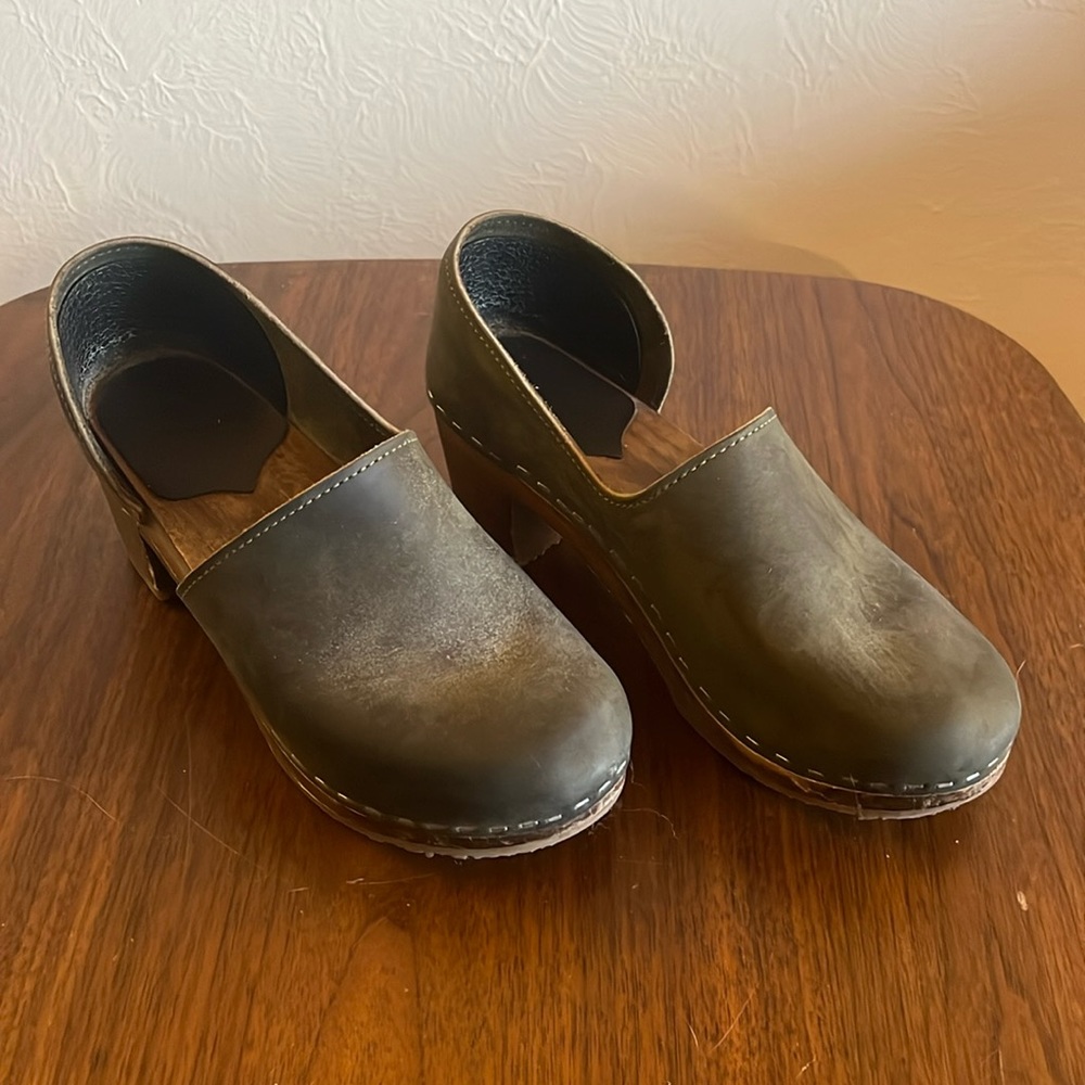 Sandgren Classic Women's Leather Clogs in Olive Green